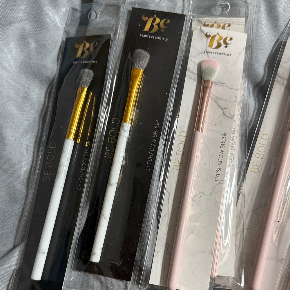 Assorted Makeup Brushes Set - Picture 2 of 7